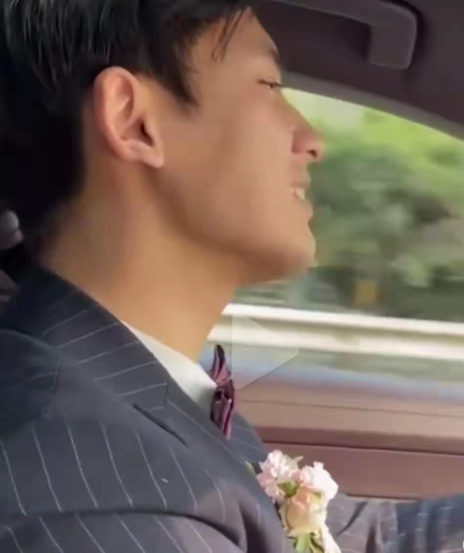 新郎开电车错过自己的婚礼，在路上直接哭了