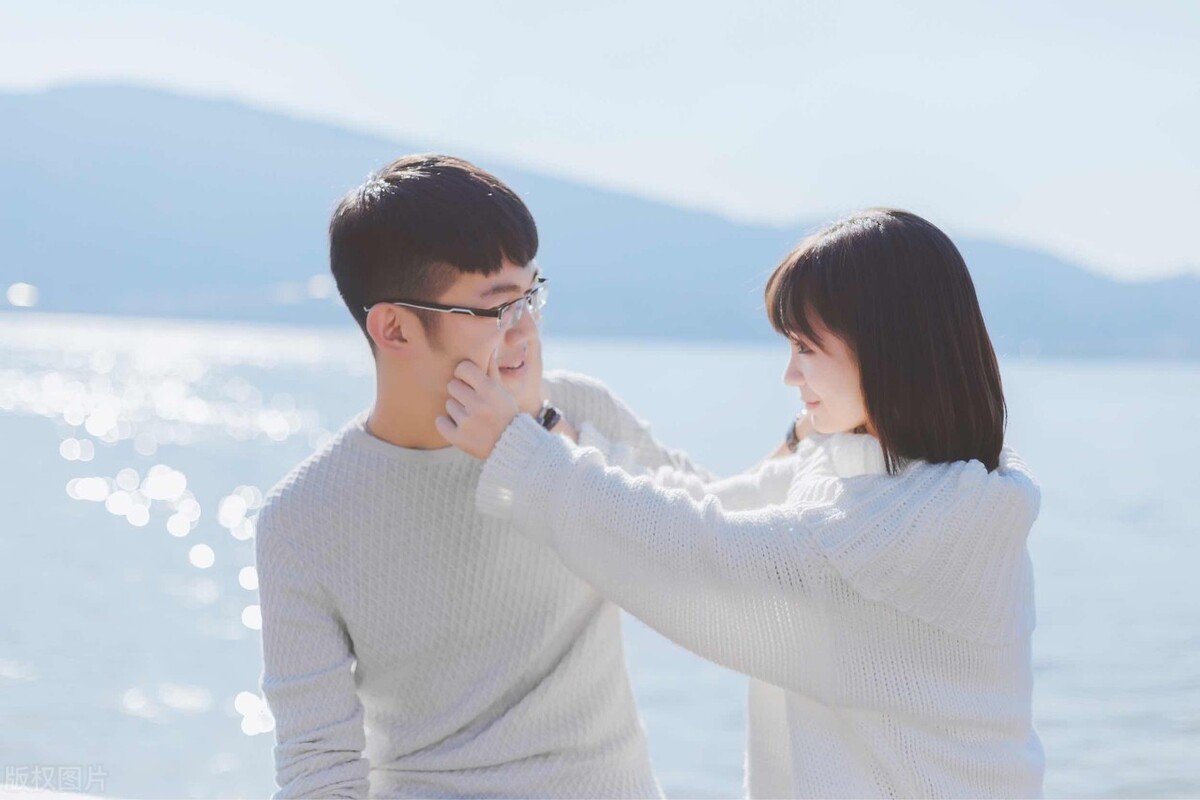 男生掩饰暗恋你的表现（男生喜欢女生最明显的表现）